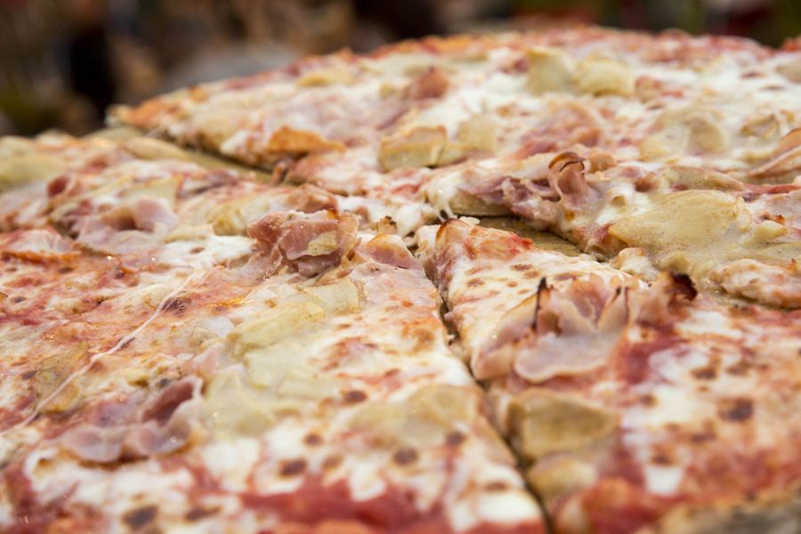 Pizza al trancio appena tagliata