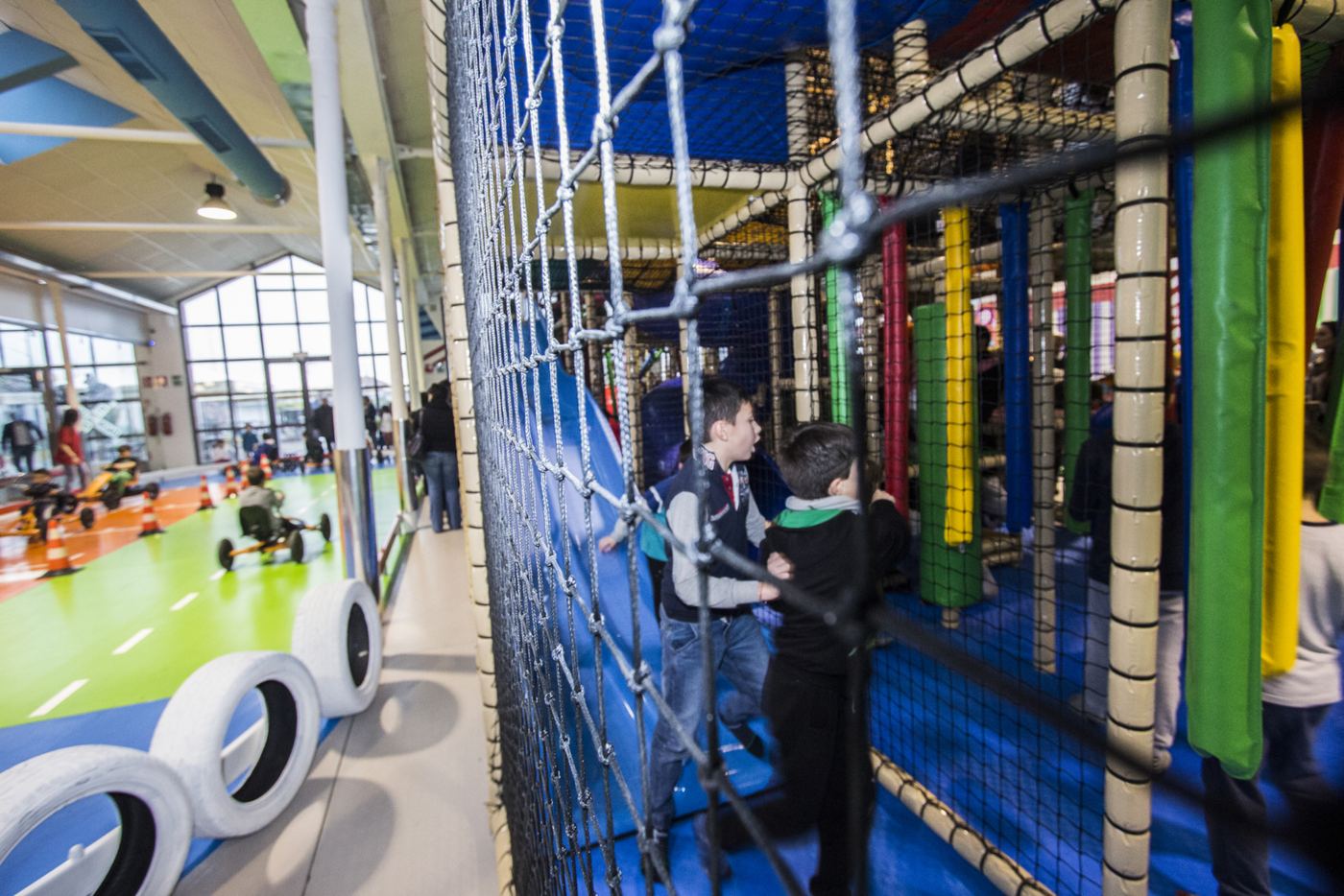 La struttura a più piani del playground, con le reti, e la pista con le macchinine elettriche
